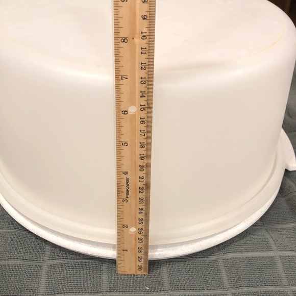 Tupperware cake taker - Picture 3 of 3